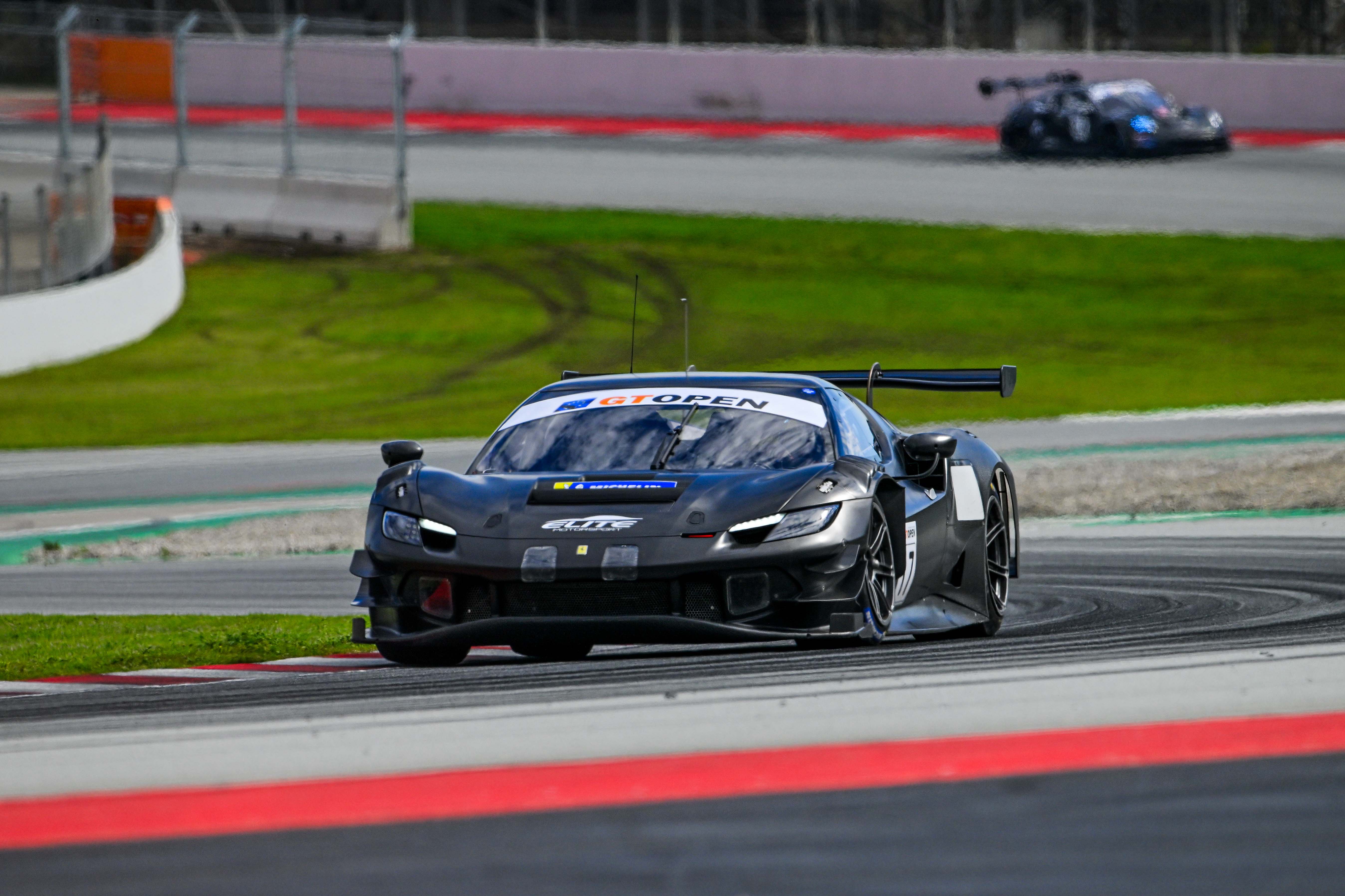 Los rookie Lebbon-Emson, con el debutante Ferrari Elite, lideran el primer día del Winter Test